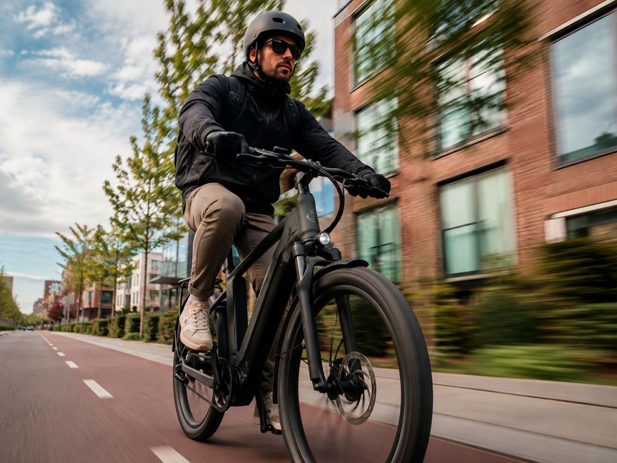 Speed pedelec-kører i fart med cykelhjelm
